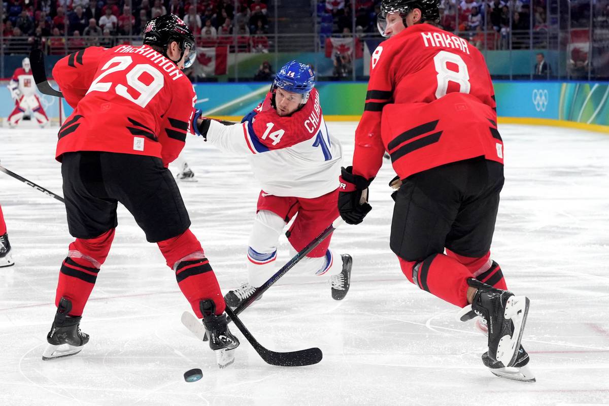 Filip Chlapík (uprostřed) při střele na začátku zápasu.