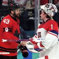 Kanaďan Wilson (vlevo) podávající si po zápase ruku s českým brankářem, Lukášem Dostálem.