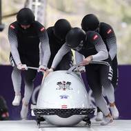 Rakouský čtyřbob ve složení Jakob Mandlbauer, Daniel Bertschler, Sebastian Mitterer a Daiyehan Nichols-Bardi během prvních jízd