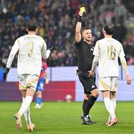 Andrew Irving ze Sparty dostává žlutou kartu.