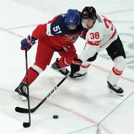 Brandon Hagel bojuje o puk s Radimem Šimkem.