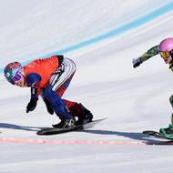 Neuvěřitelně těsný dojezd finále. Eva Adamczyková (v červeném) tratila na Josie Baffovou 4 setiny sekundy. Doslova pár centimetrů. 