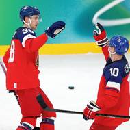 Martin Nečas přijímá gratulace od kapitána Romana Červenky.