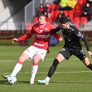 Pardubický útočník Daniel Smékal v souboji s Renatem Pantalonem