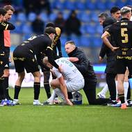 Zraněný liberecký obránce Jan Mikula.