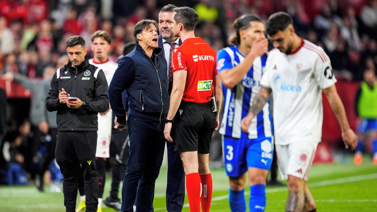 Almeyda dostal za chování k rozhodčímu trest na sedm zápasů