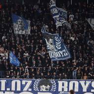 Domácí fanoušci za nepříznivého stavu.