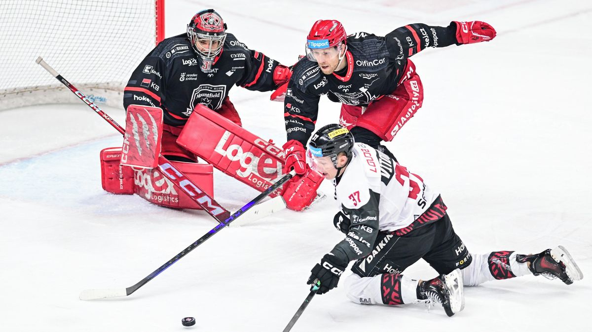 Sparta s Hradcem zabojuje o první čtyřku, Třinec hostí slezské derby