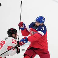 Radko Gudas v souboji s Brandonem Hagelem.