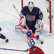 Tomáš Hertl pálí na francouzského gólmana Martina Neckáře.