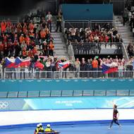 Vítězné kolečko pod českými fanoušky si oběhl naboso.