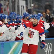 Filip Chlapík přijímá gratulace k brance proti Francii.