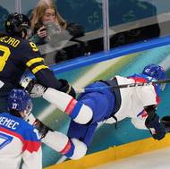 Švéd Mika Zibanejad v souboji s Martinem Fehérvárym ze Slovenska.