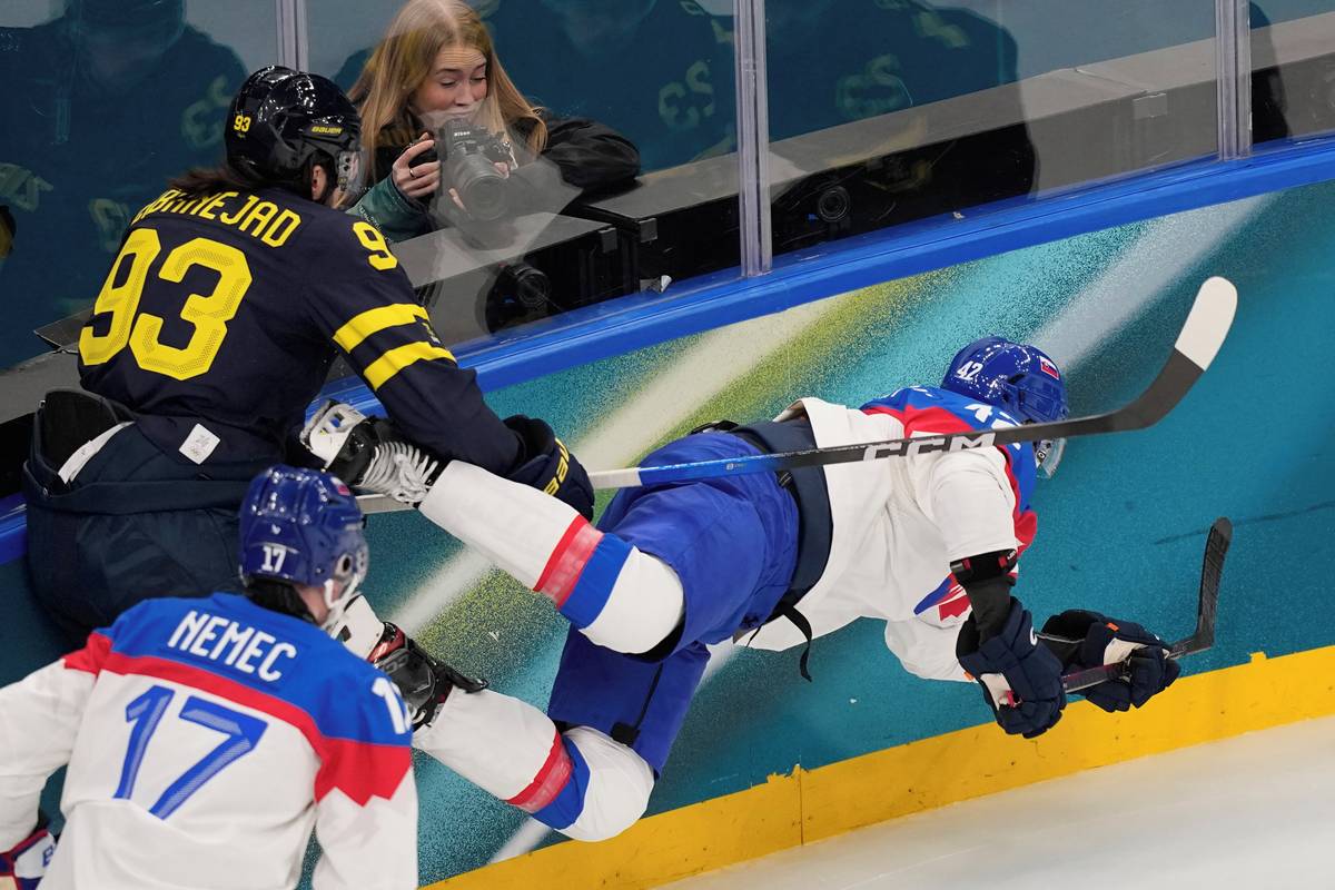 Švéd Mika Zibanejad v souboji s Martinem Fehérvárym ze Slovenska.