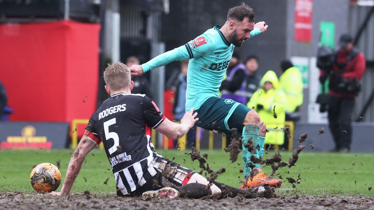 Bláto, louže, marast. Krejčí zažil v Anglii staré kouzlo FA Cupu