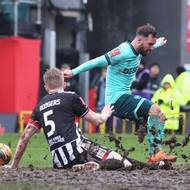 Souboj Adama Armstronga s domácím Harveym Rodgersem připomínal bahenní zápas. 