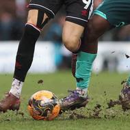 Kvalita trávníků v Grimsby měla do standartu Premier league daleko.