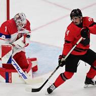 Lukáš Dostál musel reagovat na šanci Setha Jarvise z Kanady.