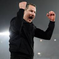 Trenér Sparty Praha Brian Priske a jeho tradiční děkování fanouškům po výhře 5:2 nad Baníkem.