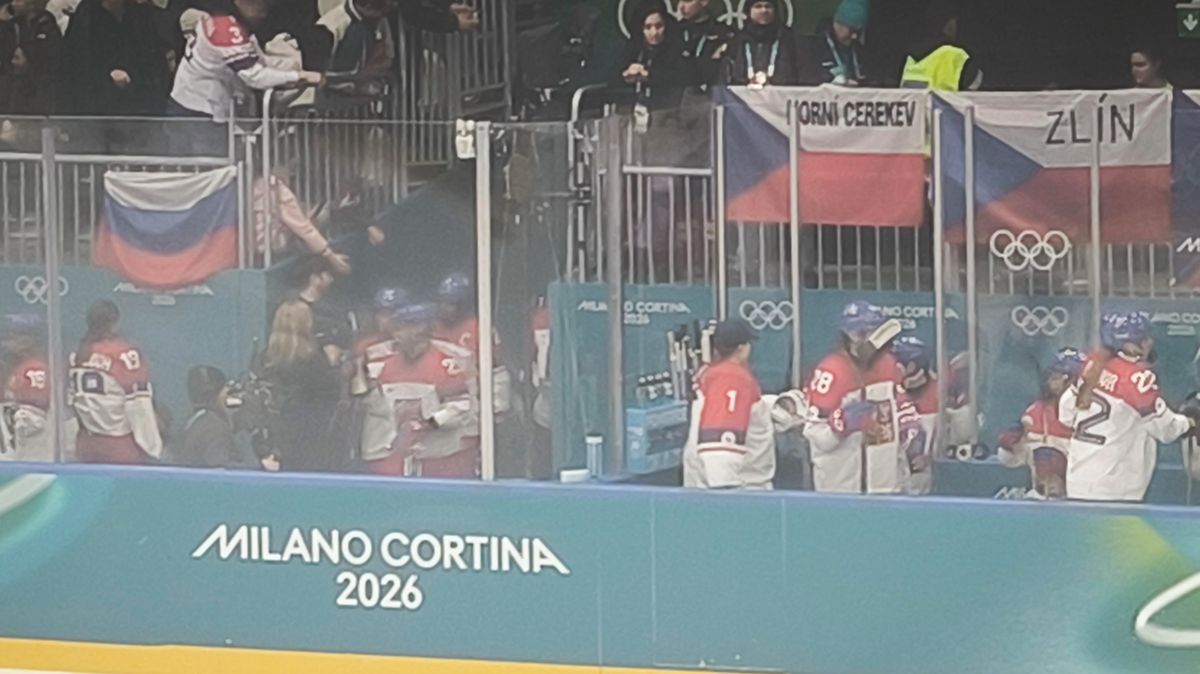 Skandál na olympiádě. Vedle střídačky českých hokejistek visela během zápasu s USA ruská vlajka