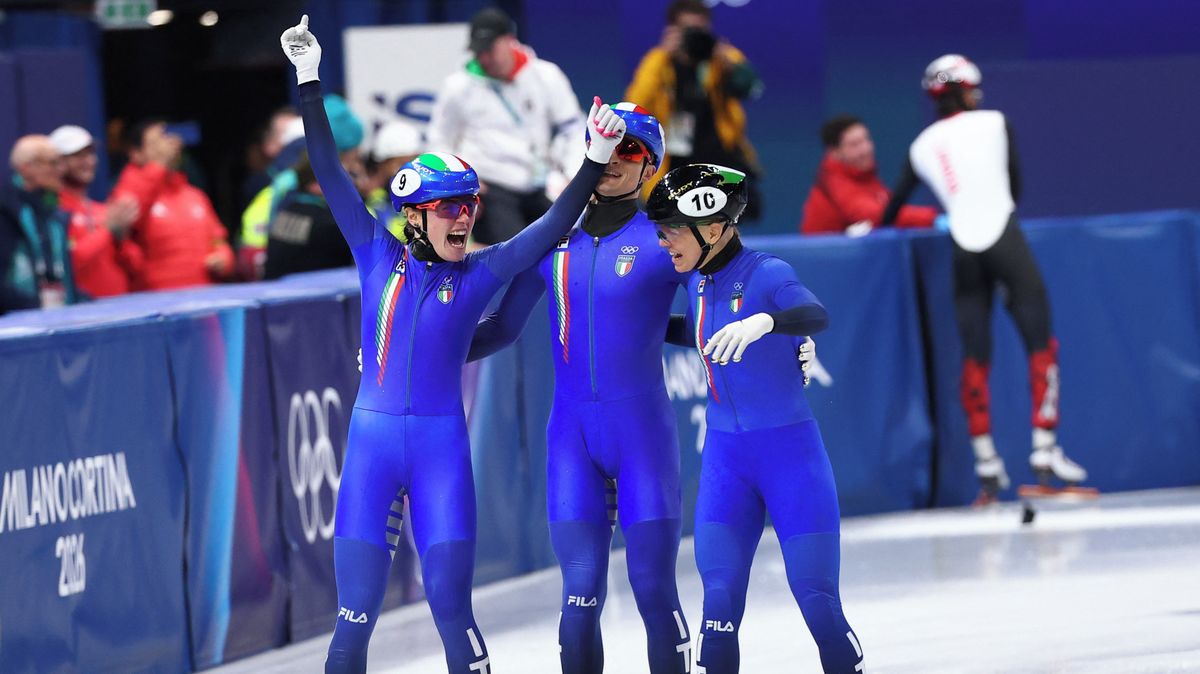 Zlato v shorttracku ve smíšené štafetě na 2000 metrů slaví domácí Italové