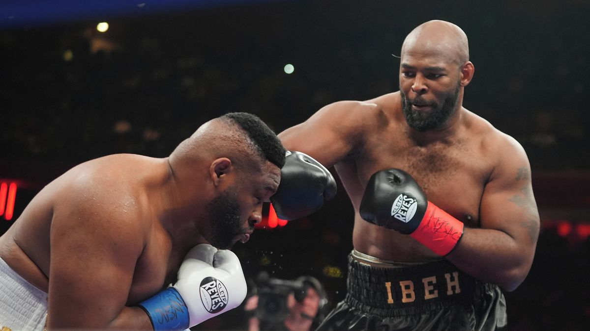 Bizarní moment. Boxerovi při zápase plandalo na hlavě tupé, pak ho hodil divákům