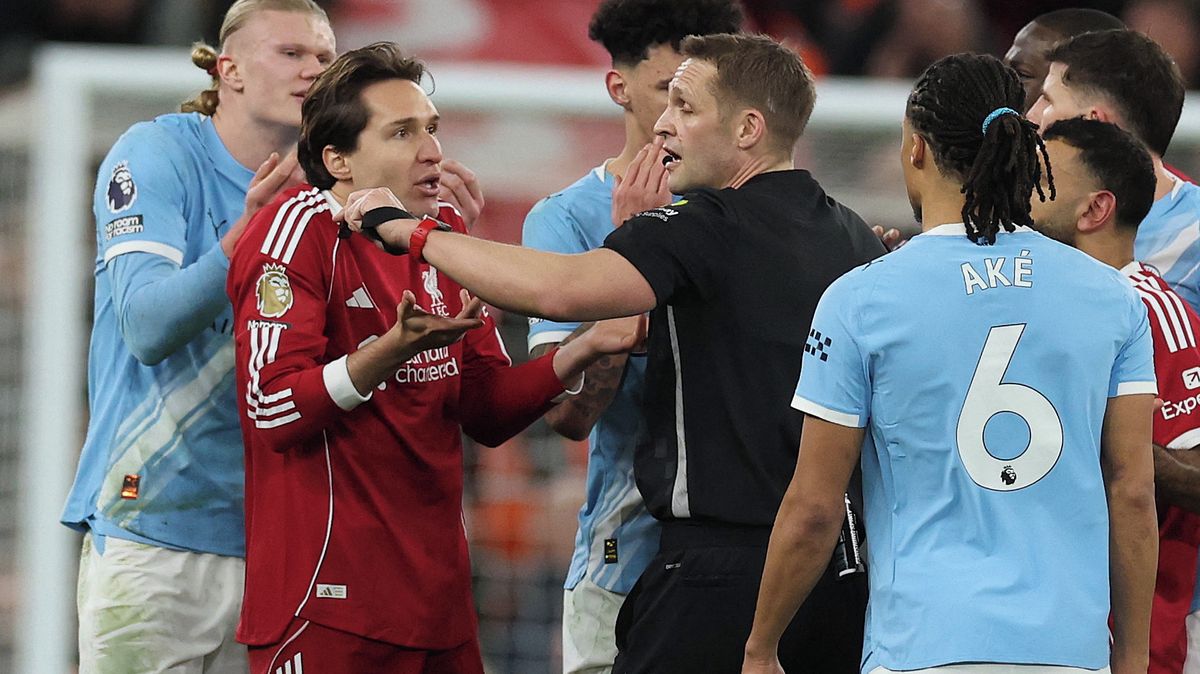 Absurdní závěr anglického šlágru. Sudí zrušil gól a raději vylučoval. Naštval úplně všechny