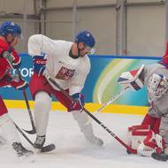 Lukáš Dostál na tréninku zastavuje pokus Tomáše Hertla.