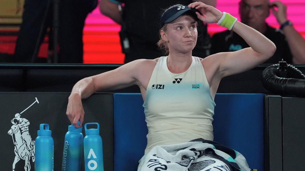 Šampionka Australian Open to po mečbolu schytala. Pózováním v šatech pak kritiky umlčela