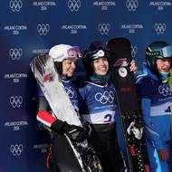 Nejlepší tři závodnice paralelního obřího slalomu. Zuzana Maděrová na čestném místě uprostřed.