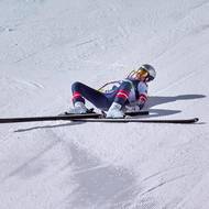 Lindsey Vonnová zůstala po pádu ležet na sjezdovce.