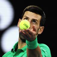 Novak Djokovič při podání. 