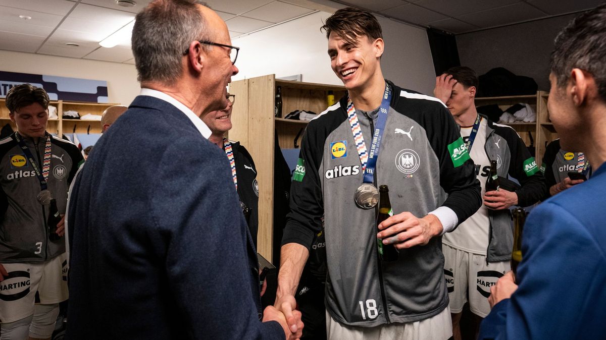 Pivo s kancléřem, pak párty do rána. Němečtí házenkáři se rozdováděli navzdory finálové prohře