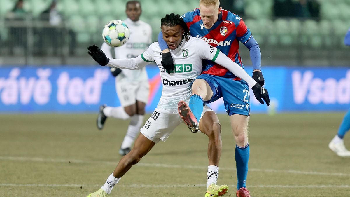 Karviná prodloužila s nigerijským útočníkem Ezehem