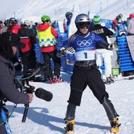 Ester Ledecká pod neustálým dohledem kamer. I při rozcvičování.
