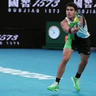 Carlos Alcaraz se do bekhendu opřel vší silou. 