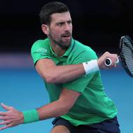 Srbský tenista po jednom z úderů. 