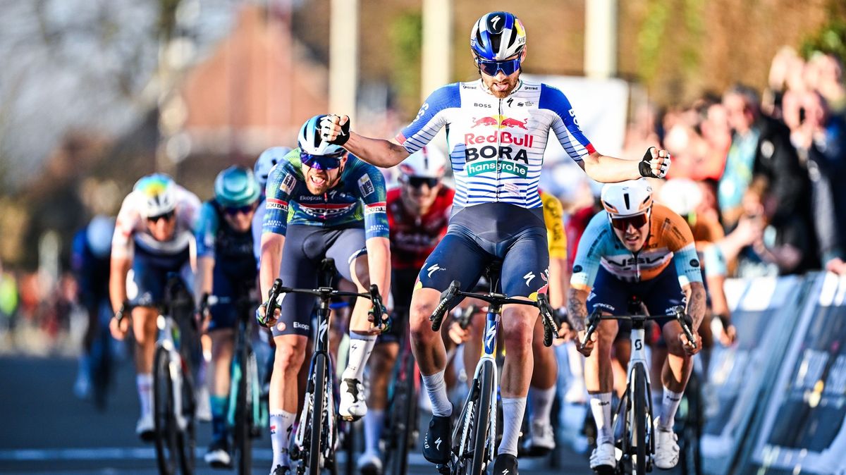 Smůla se ho dál drží. Po zlomenině kotníku začal van Aert na silnici defektem