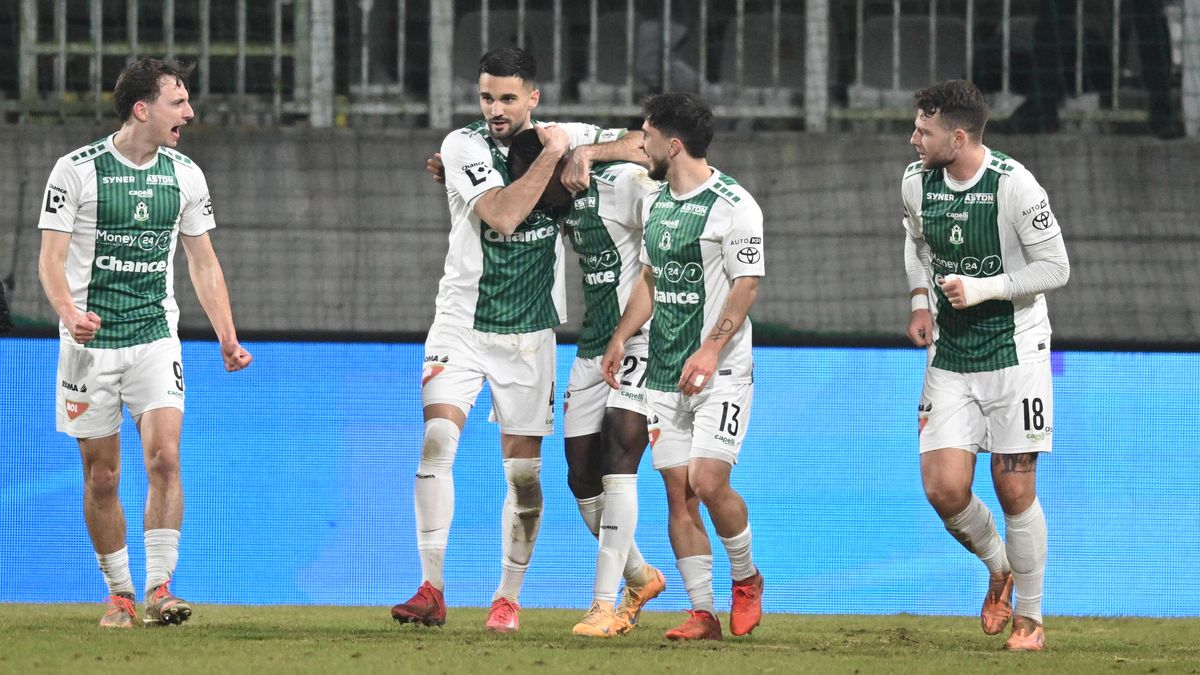 FOTBAL ONLINE:  Slavii hrozí vyřazení! Pohárovou bitvu rozhodují penalty!