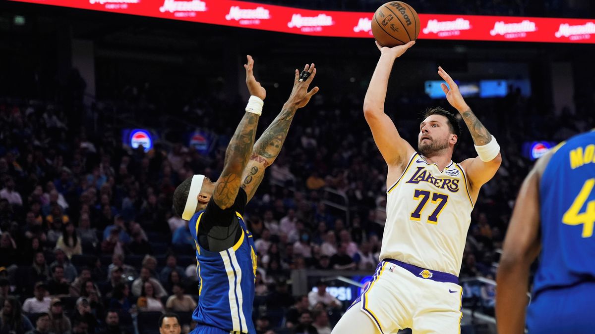 Dončič v NBA oslavil narozeniny výhrou Lakers v hale Golden State