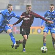 David Pech z Mladé Boleslavi (vlevo) stíhá Siverta Mannsverka ze Sparty.