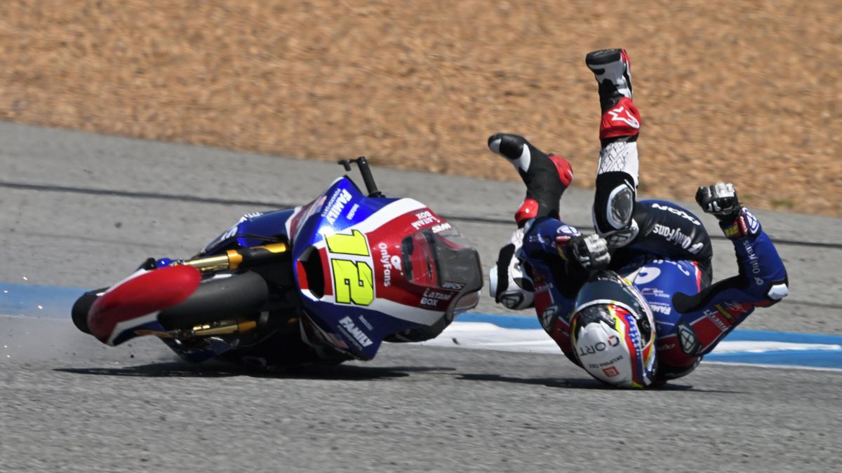 Salačovi spadl soupeř přímo pod kola, přesto musel český jezdec při restartu do boxové uličky