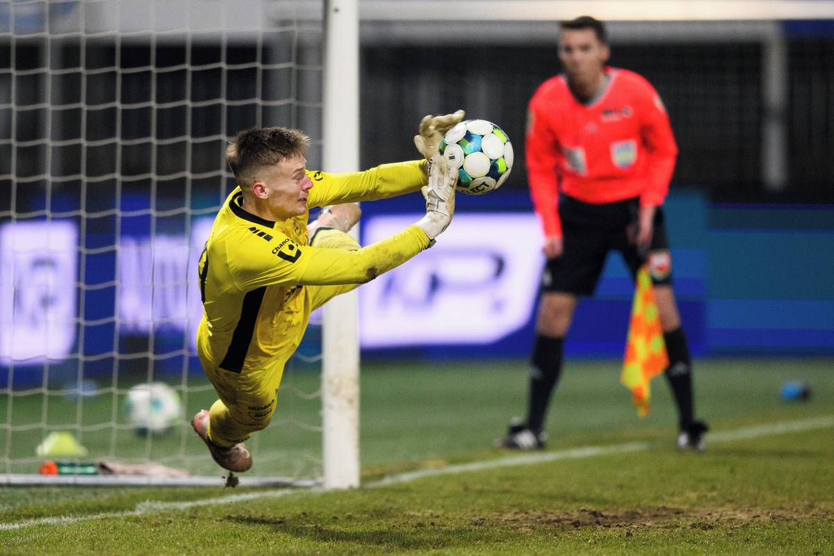 Brankář Jablonce Klemen Mihelak chytá poslední penaltu během penaltového rozstřelu v utkání čtvrtfinále MOL Cupuproti Slavii.