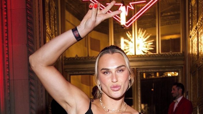 Sabalenková je i mimo kurty středem pozornosti. Místo forhendu předvedla bujný dekolt