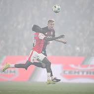 Sparťan Jaroslav Zelený v souboji se slávistou Youssouphem Sanyangem.