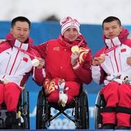 Číňané Mao Čung-wu a Čeng Pcheng naopak s focením s paralympijským vítězem Ivan Golubkovem neměli problém