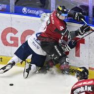 Aaron Irving odjel s pukem ze souboje s Dominikem Simonem.