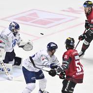 Plzeňský brankář Nick Malík si připisuje zákrok. 