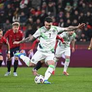 Troy Parrott proměnil penaltu a poslal Irsko do vedení.