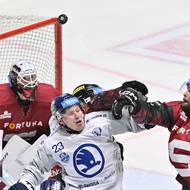 Zleva brankář Sparty Josef Kořenář, útočník Ville Petman z Plzně a obránce Aaron Irving ze Sparty